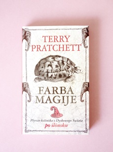 Ksionżka Farba Magije - Terry Pratchett po ślonsku!